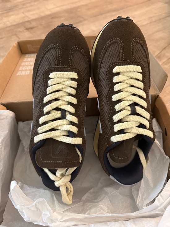 Veja Shoes - Veja Rio Branco Alveomesh Sneakers in Brown and Cream